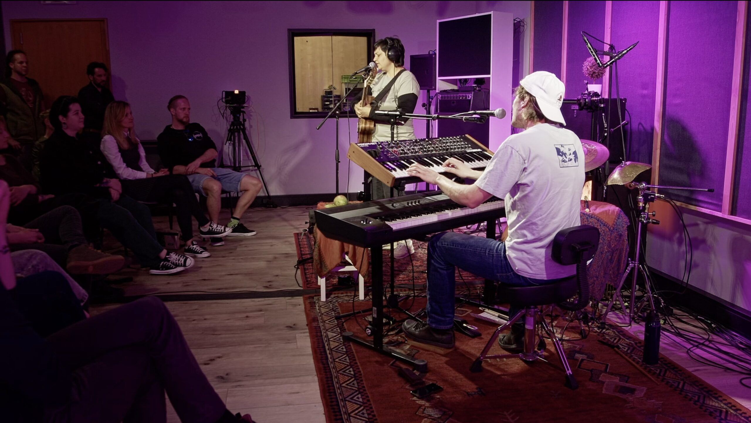 Live-Musiksession mit Mango Deluxe im Strelle Studio – Musikaufnahmen und Performance