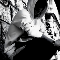 „1991“ von Steini96 ist mehr als ein Debüt – es ist eine Rückbesinnung auf den Ursprung des Hip-Hop. Ehrlich, roh und voller Haltung bringt der Track Oldschool-Vibes in die Gegenwart zurück.